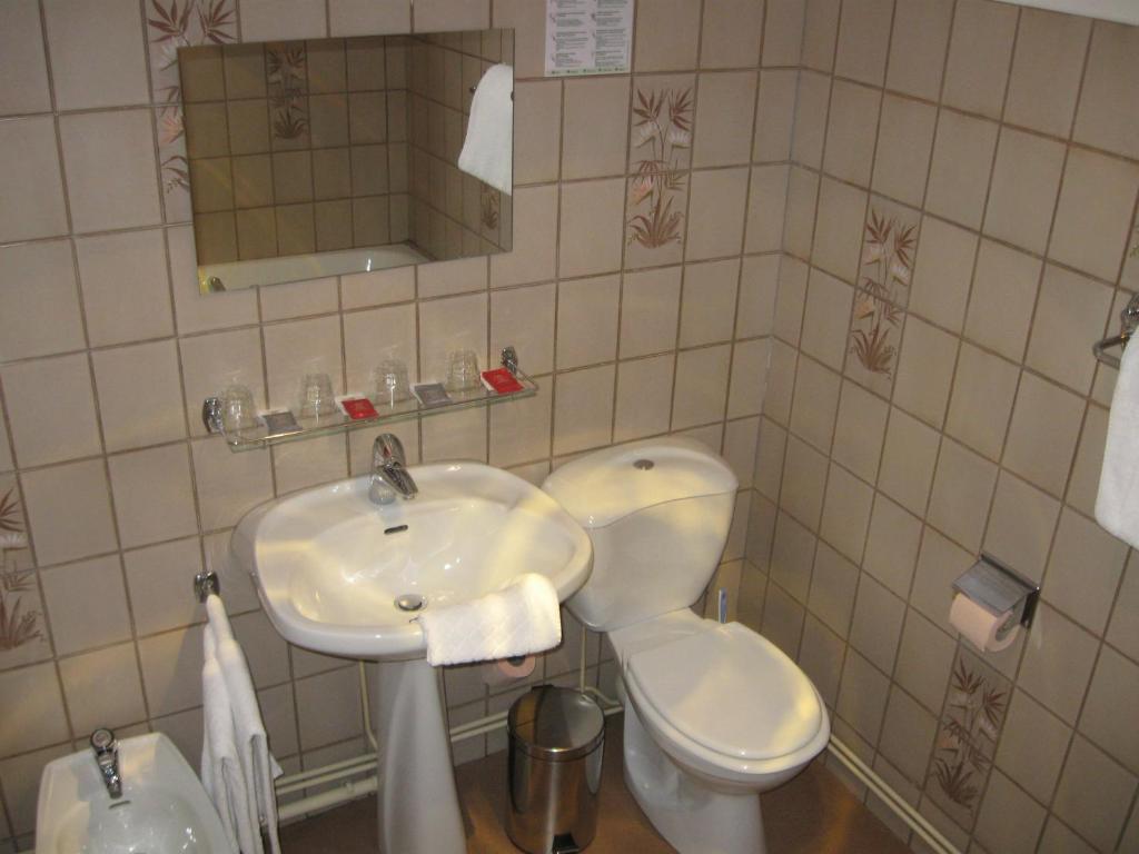 Hotel Cheval De Bronze Ремирмон Номер фото