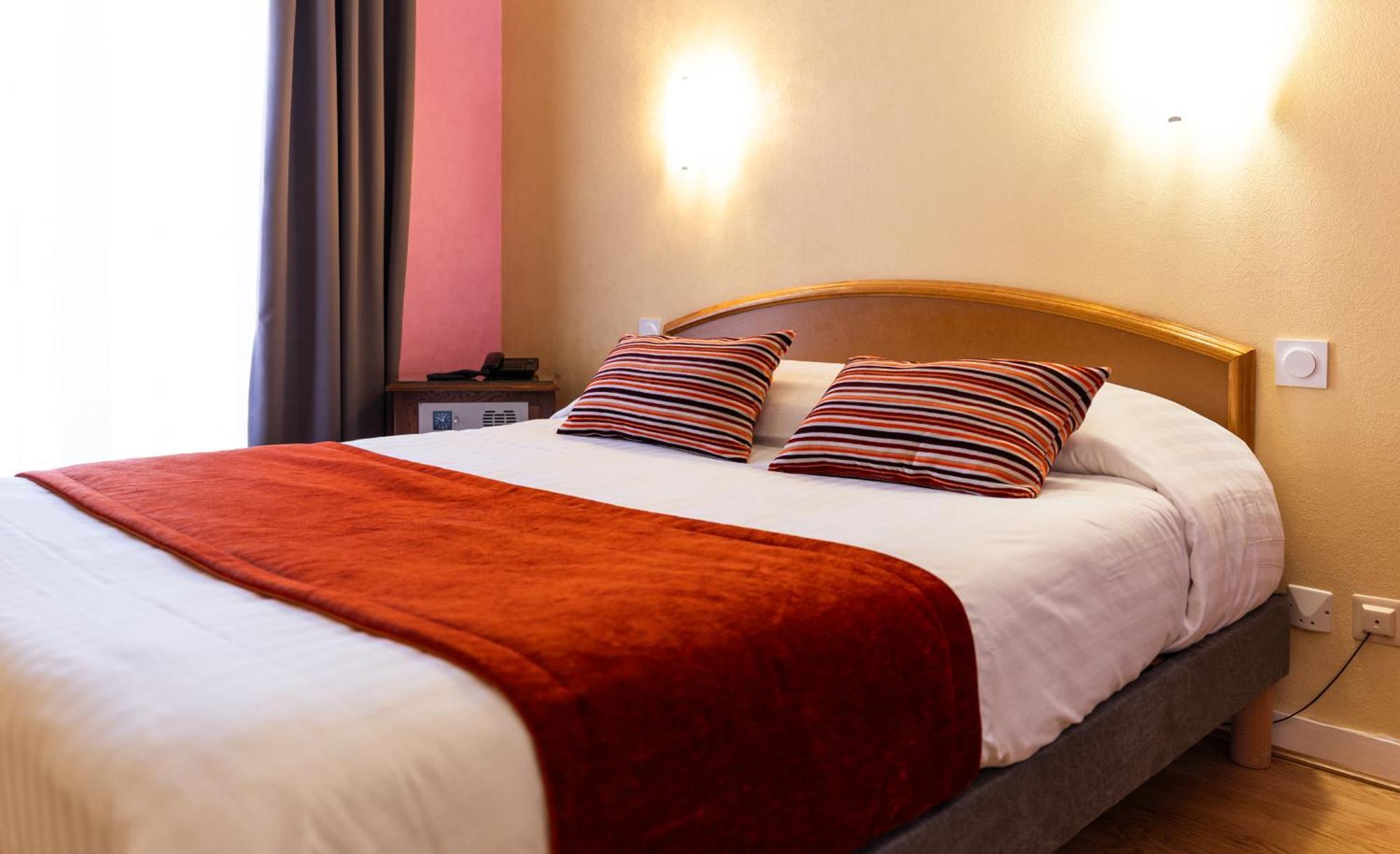 Hotel Cheval De Bronze Ремирмон Экстерьер фото