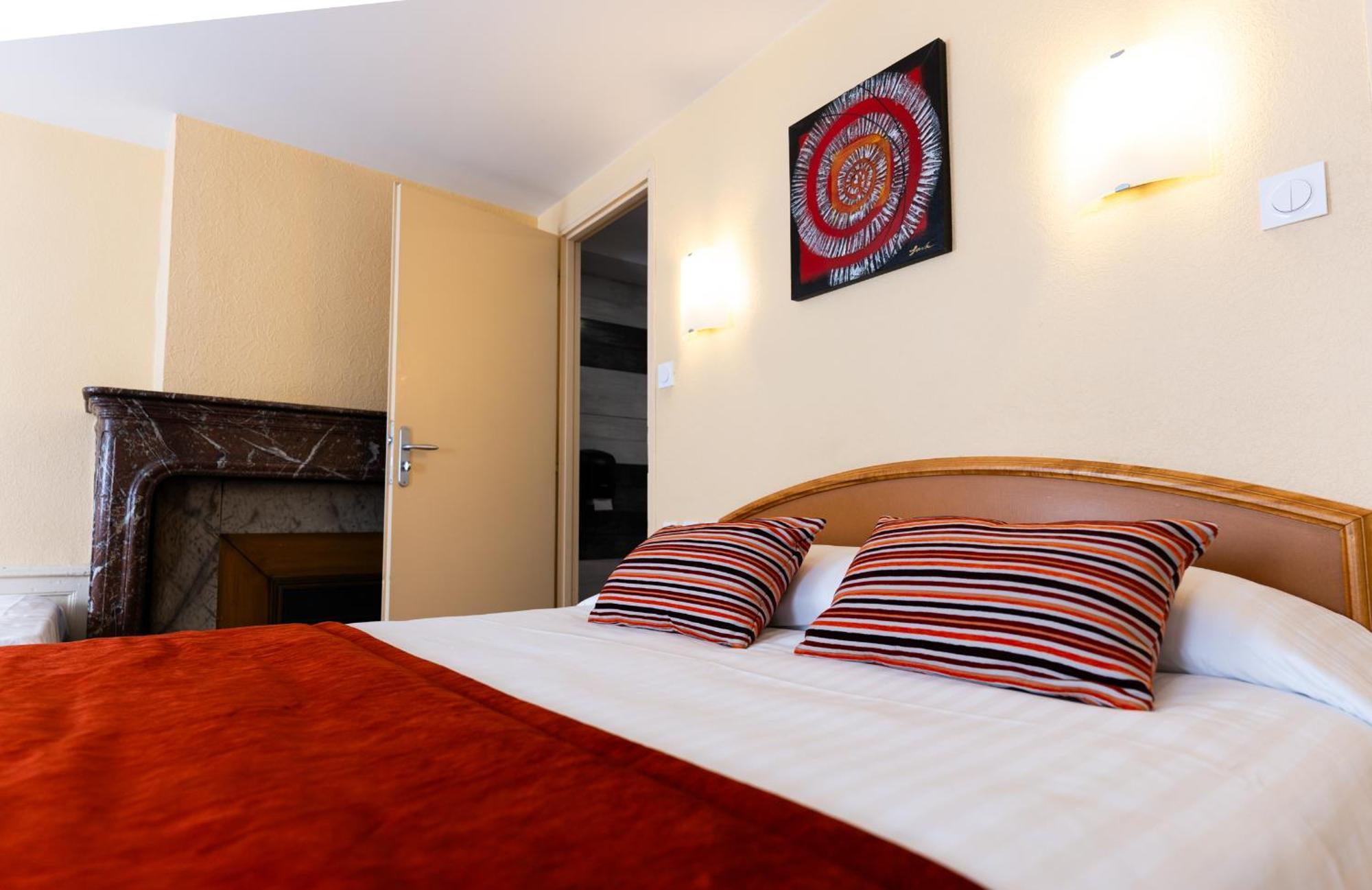 Hotel Cheval De Bronze Ремирмон Экстерьер фото
