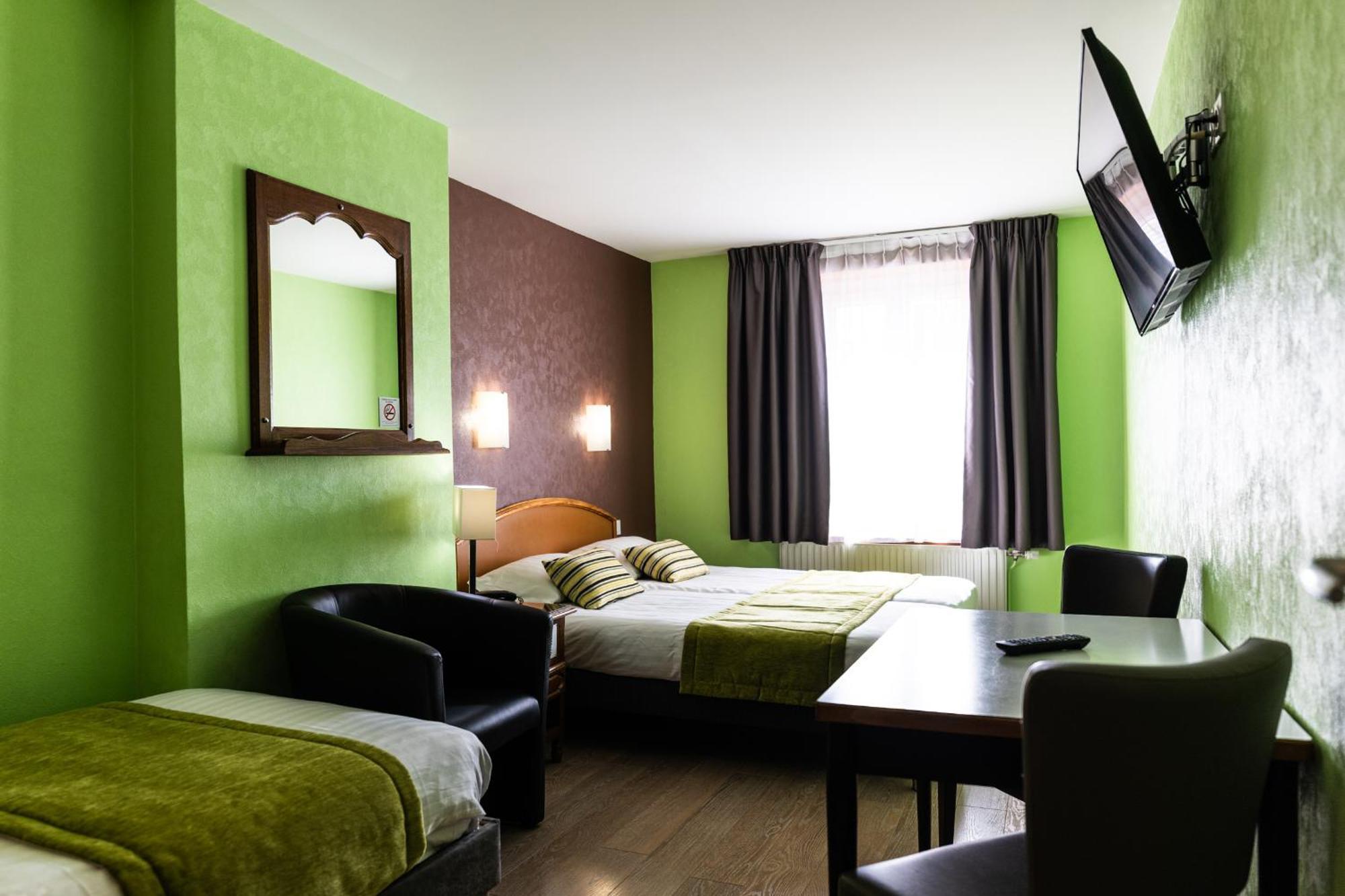 Hotel Cheval De Bronze Ремирмон Экстерьер фото
