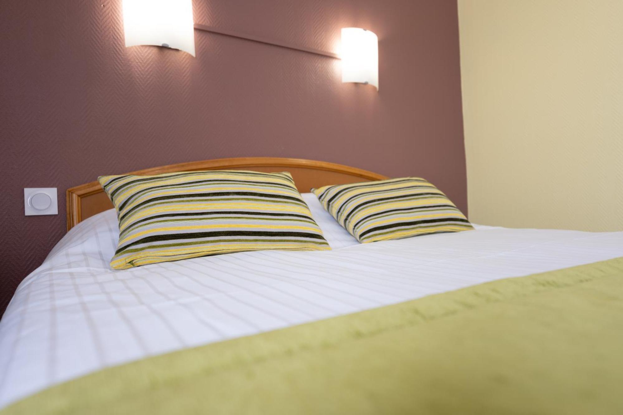 Hotel Cheval De Bronze Ремирмон Экстерьер фото