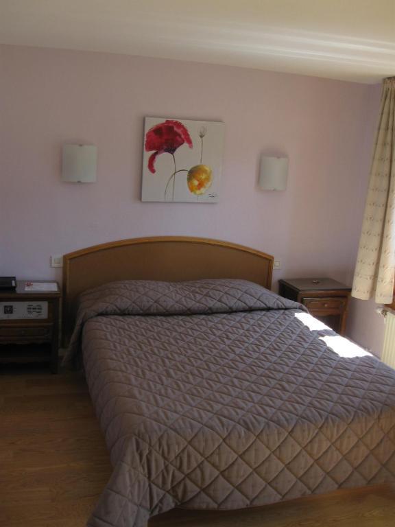 Hotel Cheval De Bronze Ремирмон Номер фото