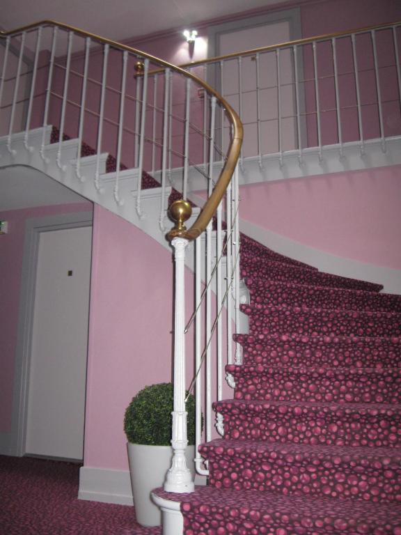 Hotel Cheval De Bronze Ремирмон Экстерьер фото