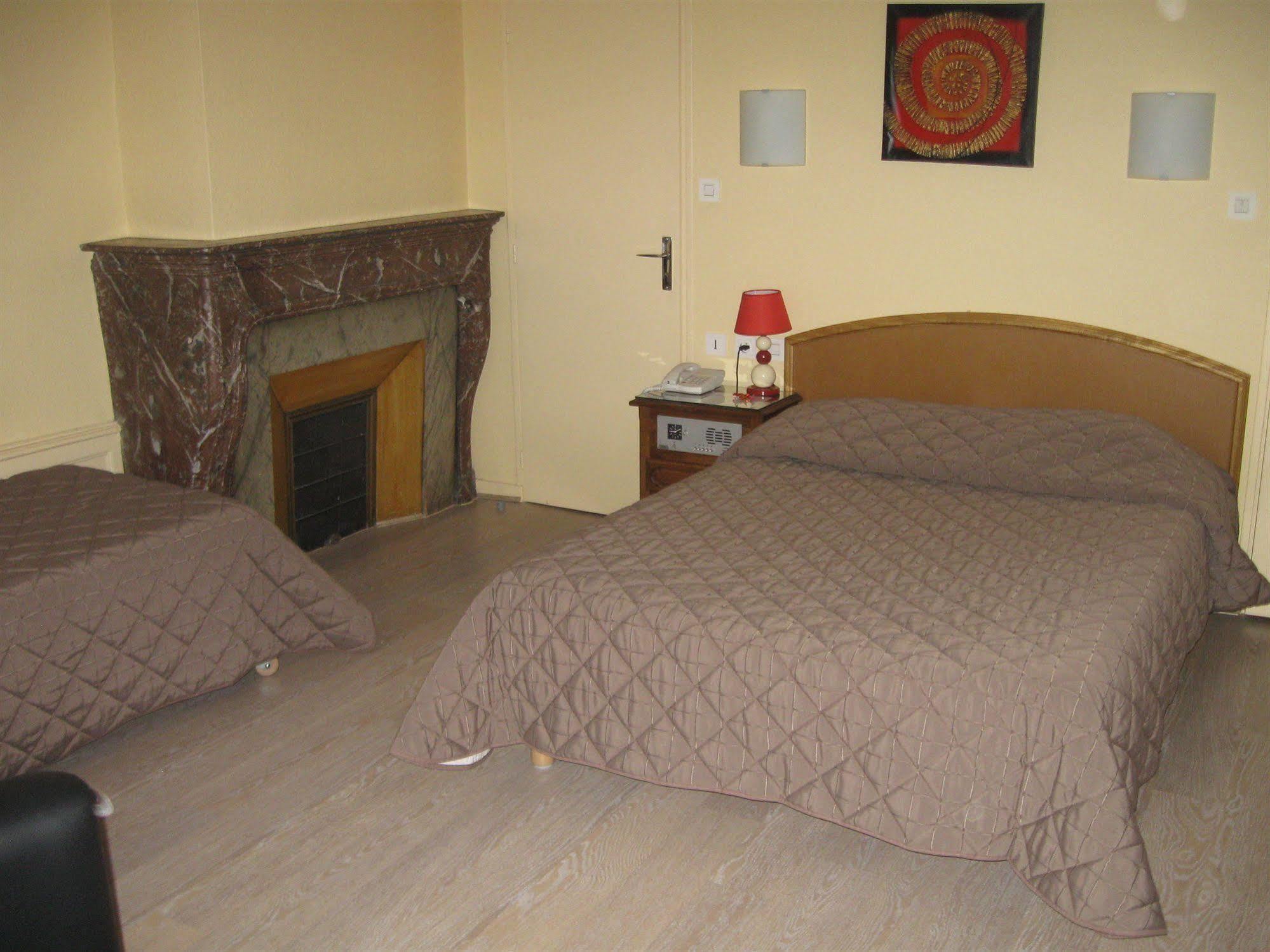 Hotel Cheval De Bronze Ремирмон Экстерьер фото