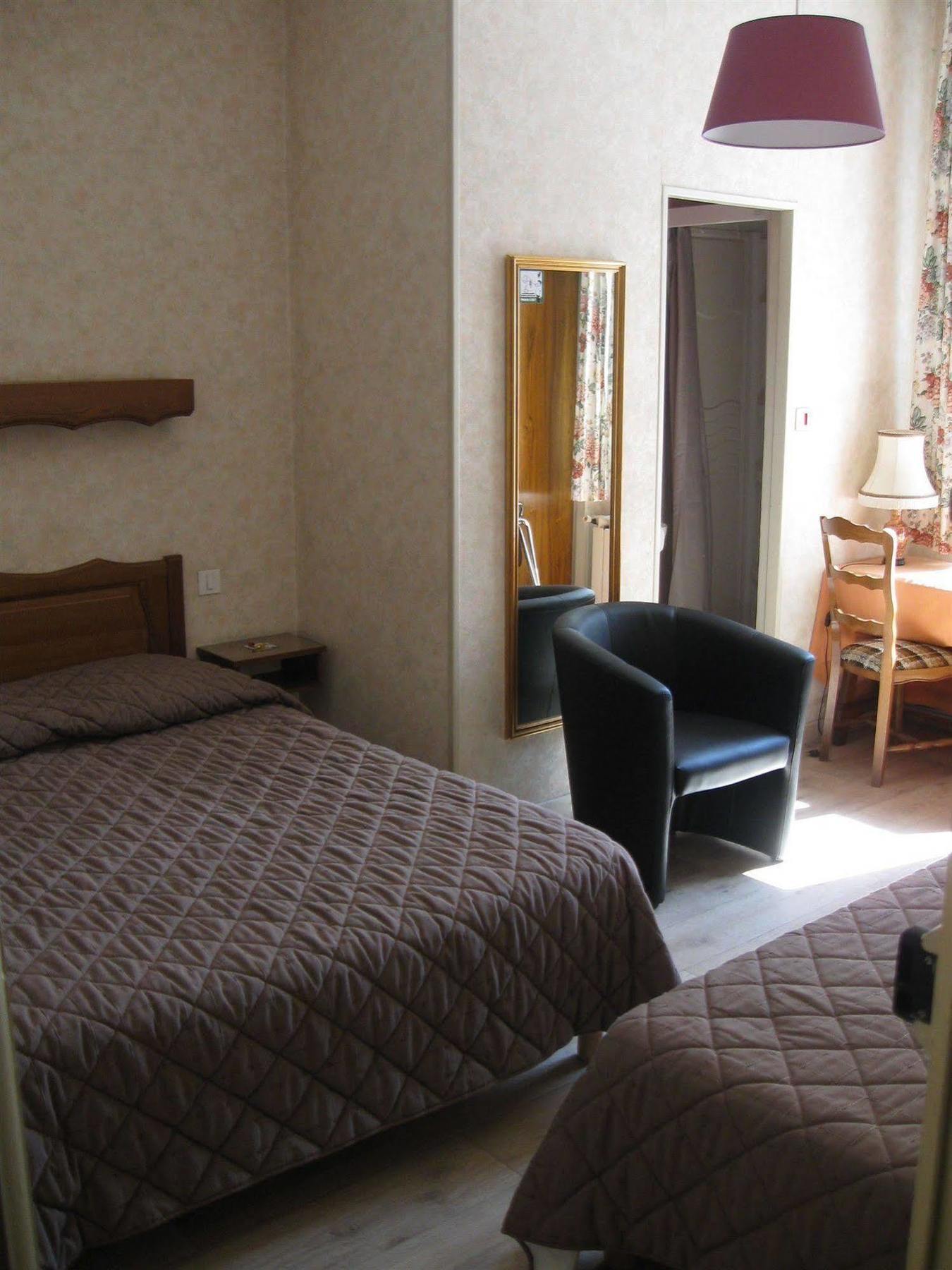 Hotel Cheval De Bronze Ремирмон Экстерьер фото